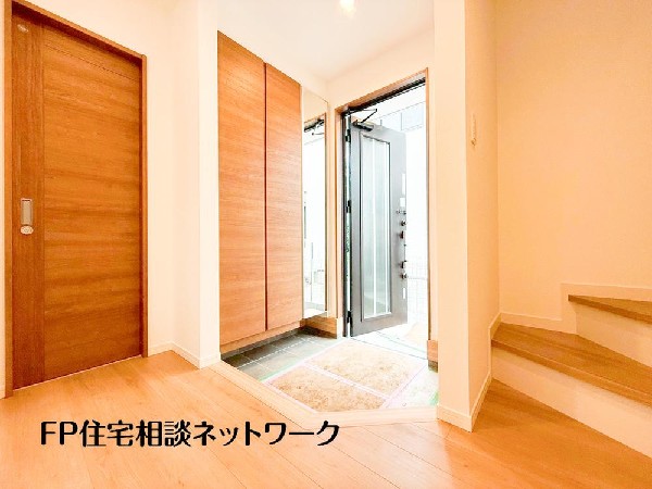 外観:気持ちの良い一日の始まりは笑顔でスタートしたいですよね。玄関ホールがスッキリ広々としていると帰る時も出ていく時も気持ちが良いものです！