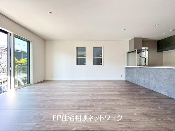 家族と過ごす時間を大切にしたい方にぴったりのゆとりある住空間です。窓からの日差しがリビングの隅々までしっかりと届きます。