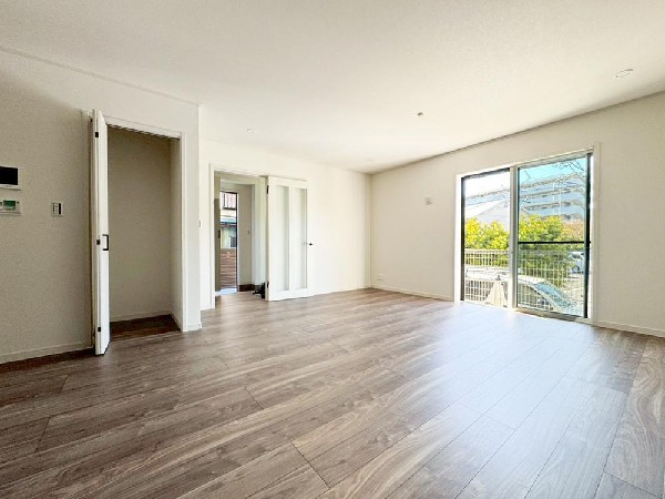 家族と過ごす時間を大切にしたい方にぴったりのゆとりある住空間です。窓からの日差しがリビングの隅々までしっかりと届きます。