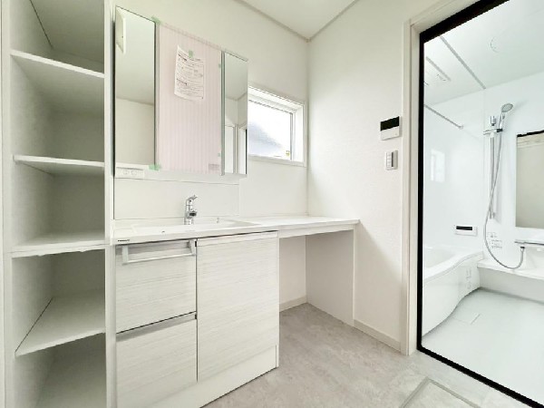 鏡の裏に収納棚を確保した三面鏡を採用。化粧品や歯ブラシなどを機能的に収納。便利な床下収納付き。