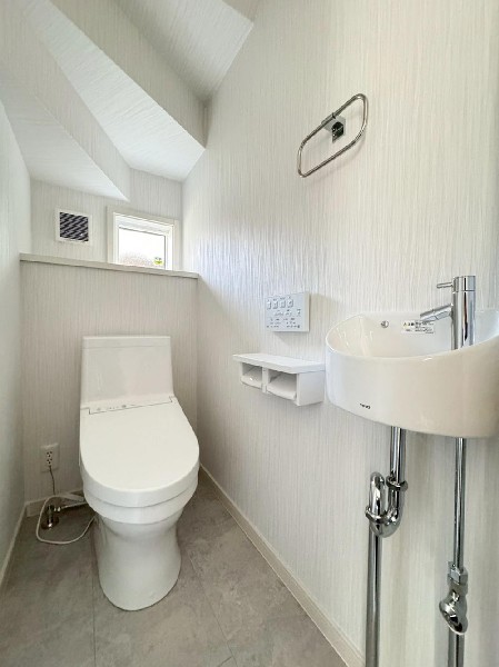 洗浄機能付き便座を標準装備。便座保温機能もあるので寒い季節も安心。