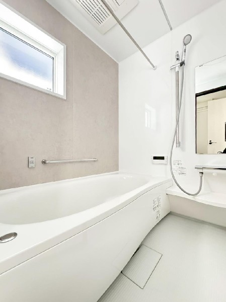 ユニットバスはゆったりとくつろげる1坪タイプ。足までしっかりと伸ばせる浴槽は、心身ともにしっかりと疲れを癒してくれます。お子様と一緒の入浴でも充分な広さです。
