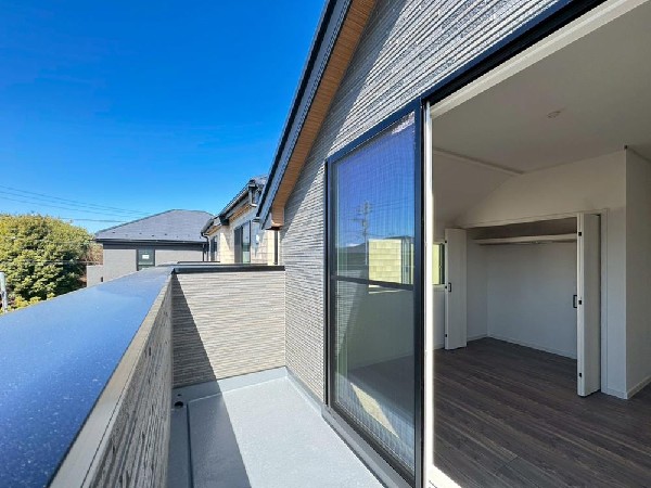 バルコニーに出れば景色を広く見渡せて解放的です。空を広く感じながら思わず深呼吸したくなります。