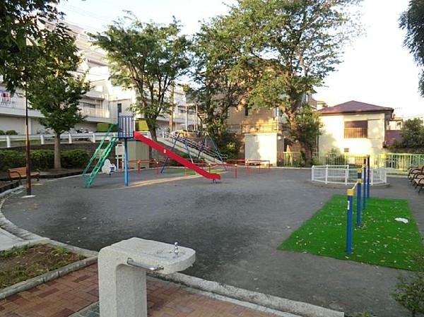 周辺環境:上永谷半在家公園(上永谷半在家公園まで400m)