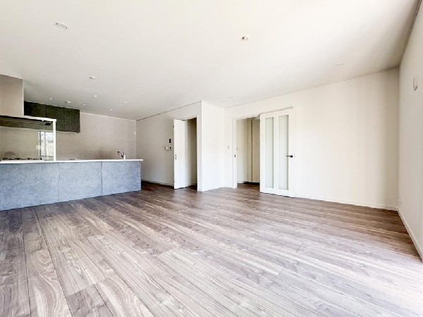 家族と過ごす時間を大切にしたい方にぴったりのゆとりある住空間です。窓からの日差しがリビングの隅々までしっかりと届きます。