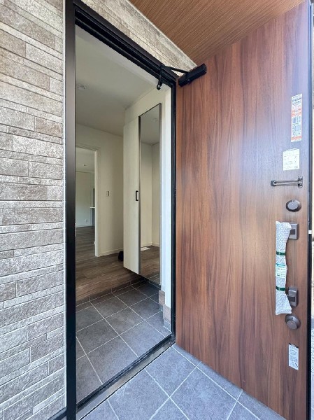 外観:玄関は家の中に入る時一番最初に目に付く場所だからこだわりたいですよね！明るい雰囲気の色目でお部屋の雰囲気をそのまま表しているようです。