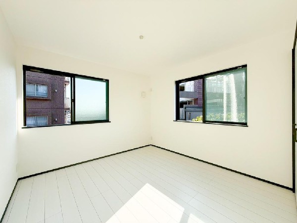 光が取り込みやすい2面採光の居室。日当たり良好です。クローゼットを完備し、収納スペースも十分。初めてのお子様にとっての「自分の部屋」。学習デスクやベッドの配置もラクラクです。