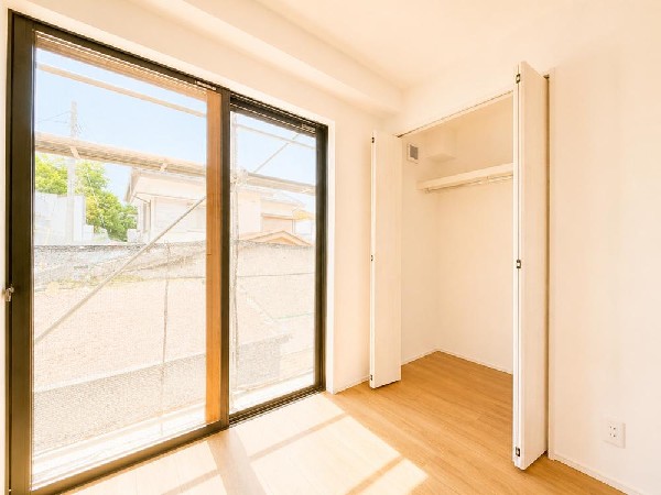 光が沢山取り込める大きな窓。日差しを長時間受ける事が出来る暖かいお部屋です。もちろんペアガラスなので、遮音性に優れ、結露も発生しにくい構造。サッシ周りのカビが発生しにくくなりますね。