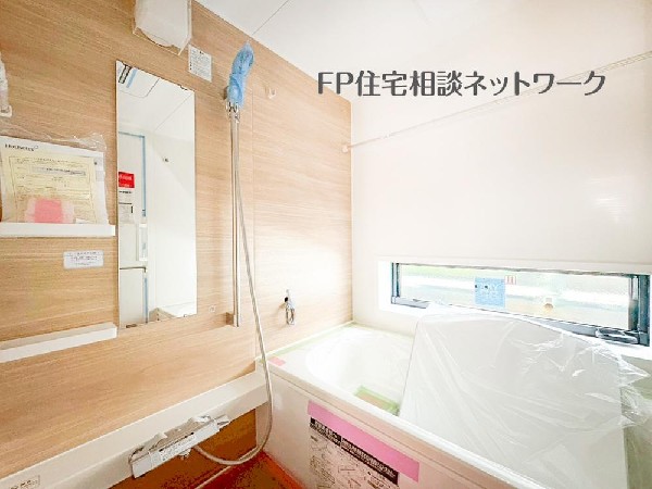 ゆったりとくつろげる広々バス。足までしっかりと伸ばせる浴槽は、心身ともにしっかりと疲れを癒してくれます。お子様とも一緒に浸かれ、ご家族みんなで一緒にバスタイムを楽しめますね♪