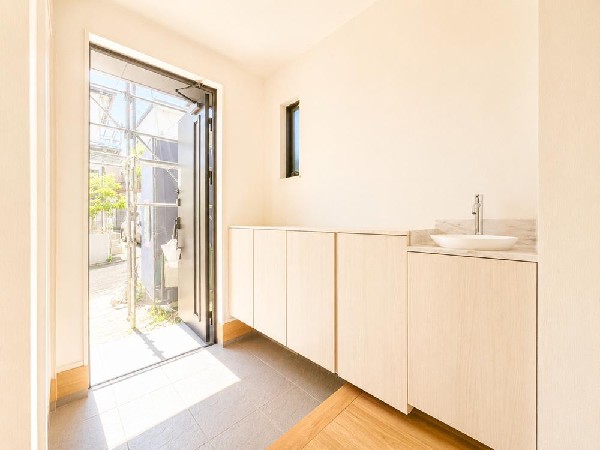 外観:美しく整う玄関収納と、明るくスタイリッシュなエントランス空間。住まいの第一印象を演出する「家の顔」にふさわしい設計です。独立洗面台も備え、デザイン性と機能性を兼ね備えました。
