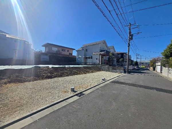 外観:緑に恵まれたエリアで、毎日のお散歩も気持ちよさそうです。自然に包まれた穏やかな暮らしができそうです。