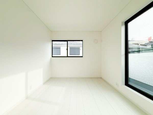 光が沢山取り込める大きな窓。日差しを長時間受ける事が出来る暖かいお部屋です。もちろんペアガラスなので、遮音性に優れ、結露も発生しにくい構造。サッシ周りのカビが発生しにくくなりますね。