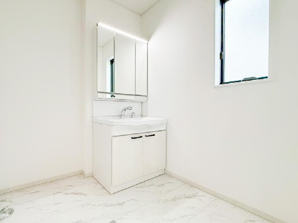 ゆとりのある洗面スペースで、朝の身支度やお掃除・片付けも快適スムーズです。３面鏡で髪のセットやお化粧もストレスなくこなせ、朝から気分良く通勤通学に向かえそうですね！