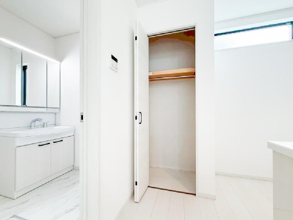 気持ちの良い一日の始まりは笑顔でスタートしたいですよね。玄関ホールがスッキリ広々としていると帰る時も出ていく時も気持ちが良いものです！