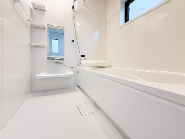 ゆったりとくつろげる広々バス。足までしっかりと伸ばせる浴槽は、心身ともにしっかりと疲れを癒してくれます。お子様とも一緒に浸かれ、ご家族みんなで一緒にバスタイムを楽しめますね♪