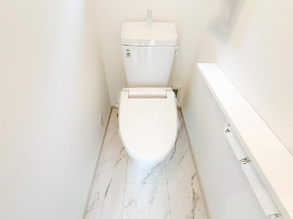 洗浄機能付き便座を標準装備。冬の寒い時期には暖房機能も活躍。快適にご利用いただけます。また、ペーパーホルダーの下の収納にはトイレットペーパーなど効率的に収納できます。