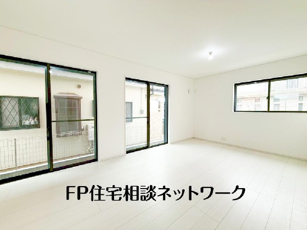 大切なご家族が集まるＬＤＫはこだわりたいですね！休日はおひさまの光をたっぷりと取りこめるリビングでゆったりと過ごしませんか？子供たちが元気に笑いながら走り回っている姿が目に浮かぶ空間です。