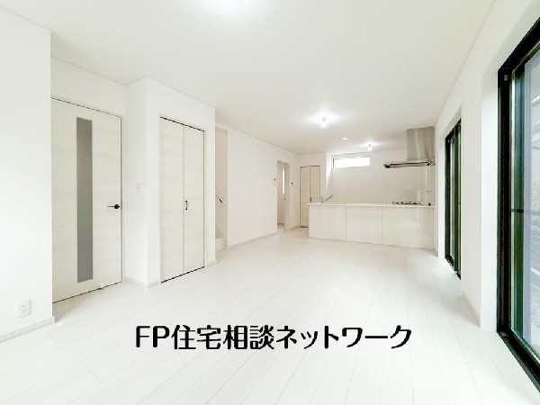 オープンでのびやかな空間を生み出す、こだわりの広がりとゆとり。家族と過ごす時間を大切にしたい方にぴったりの明るくゆとりある住空間です。窓からの日差しがリビングの隅々までしっかりと届きます！