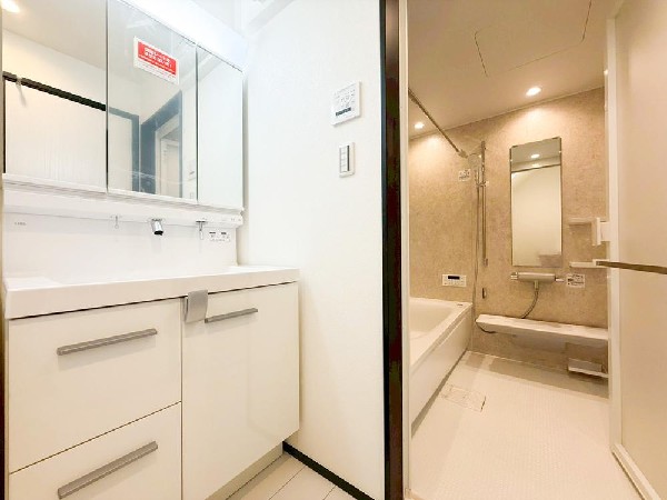 ゆとりのある洗面スペースで、朝の身支度やお掃除・片付けも快適スムーズです。３面鏡で髪のセットやお化粧もストレスなくこなせ、朝から気分良く通勤通学に向かえそうですね！