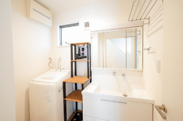 鏡の裏に収納棚を確保した三面鏡を採用。化粧品や歯ブラシなどを機能的に収納。便利な床下収納付き。