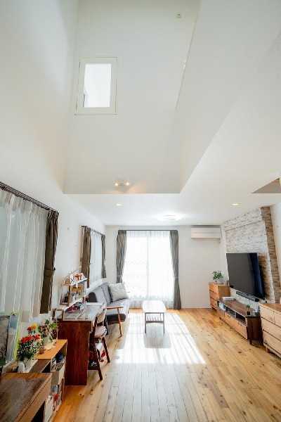 リビングを見渡せる対面式キッチンは、ご家族との会話もできて毎日のお料理が楽しくなります。リビングで遊ぶお子様にも目が届くので安心して家事が出来ますね。