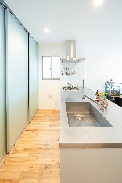 背面にカップボードが備え付けされています。システムキッチンと一体感あるカラーで見た目もgood。たまにしか使わない調理家電の収納に重宝します。