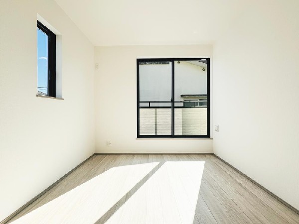 光が沢山取り込める大きな窓。日差しを長時間受ける事が出来る暖かいお部屋です。もちろんペアガラスなので、遮音性に優れ、結露も発生しにくい構造。サッシ周りのカビが発生しにくくなりますね。