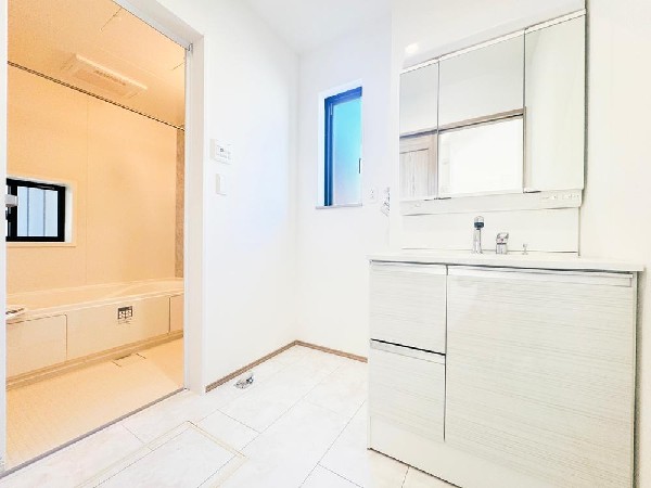 たっぷりの大型収納を設けたシャワー付き洗面台で快適な暮らしを。収納力と機能性に優れたお手入れラクラクのゆったりとした洗面台で朝の忙しい時間でも身支度準備がスムーズに出来そうですね。