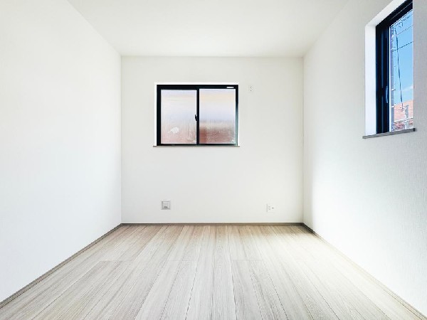 でお部屋の隅々まで明るい居室。おひさまの光を、爽やかな風をたっぷりと取り込めます。居室内はいつも明るい印象ですので、気持ちの良い朝を迎えられそう。毎日の生活も自然と明るくなりますね。