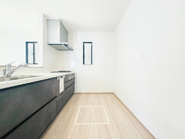 リビングを見渡せるので、テレビを見ながらでも作業ができます。食事前後の配膳、片づけもカウンター越しのやりとりが便利。ご家族も積極的にお手伝いしてくれる環境が自然と整います。