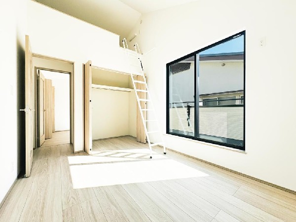 吹抜天井を採用した居室。横の広がりだけではなく、縦の広がりを持たせることにより開放感を演出します。また、ロフトを併設していますので、収納として、またお子様の秘密スペースとして活躍します。