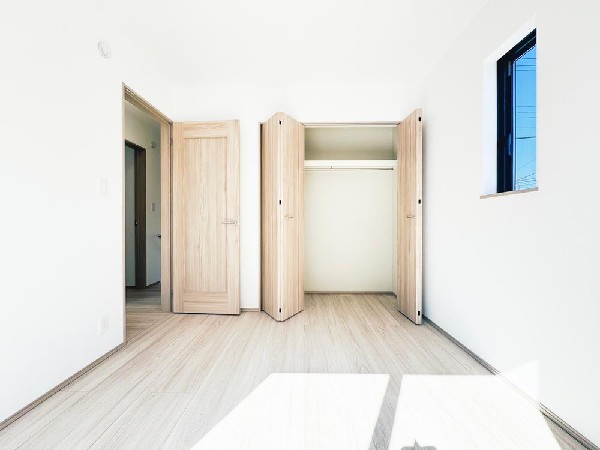 光が取り込みやすい2面採光の居室。日当たり良好です。クローゼットを完備し、収納スペースも十分。初めてのお子様にとっての「自分の部屋」。学習デスクやベッドの配置もラクラクです。