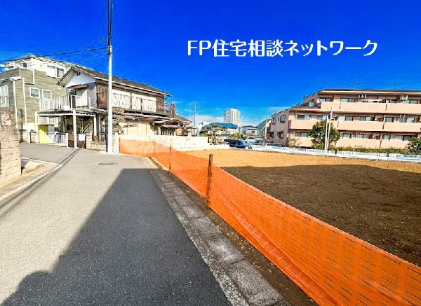 外観:閑静な車通りの少ない道路。お車の出し入れが苦手なママや小さなお子様にも安心ですね。車のすれ違いも問題なくできるので、ストレスなく運転できます！