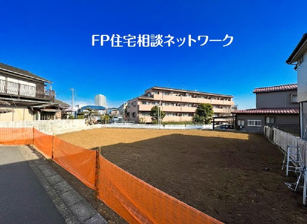 外観:四季を通じて自然と触れ合えるスポットが周辺には盛りだくさん！お散歩やジョギング、週末のご家族での遊びに最適です。目の前に広がる開放感とゆとり、暮らしの夢を育む理想の住まいがここにはあります。