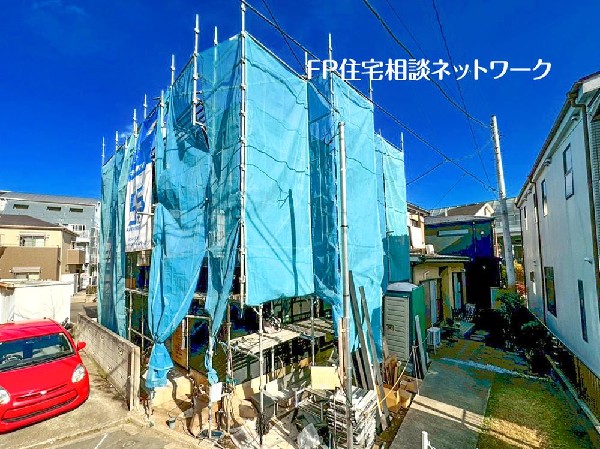 外観:良好な住環境が保たれたエリア。低層の一戸建を中心とした街並みが整然と続き周辺は高い建物が建っておらず、採光や開放性に恵まれ、空が広く緑の多い閑静な趣を感じる環境です。