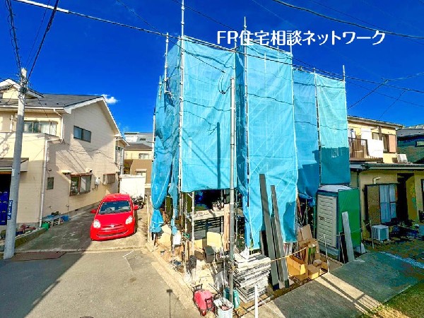 外観:閑静な車通りの少ない道路。お車の出し入れが苦手なママや小さなお子様にも安心ですね。車のすれ違いも問題なくできるので、ストレスなく運転できます！