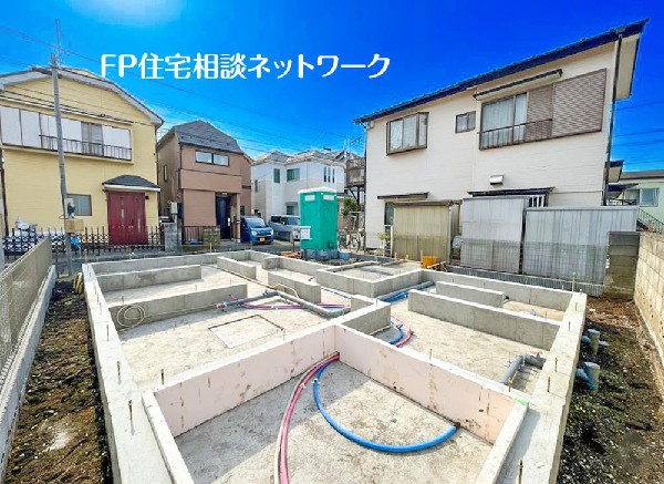 外観:四季を通じて自然と触れ合えるスポットが周辺には盛りだくさん！お散歩やジョギング、週末のご家族での遊びに最適です。目の前に広がる開放感とゆとり、暮らしの夢を育む理想の住まいがここにはあります。