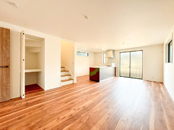 リビングイン階段を採用し、自然と家族が顔を合わせる設計。開放感あるLDKと一体化した空間構成で、コミュニケーションが生まれる住まいです。