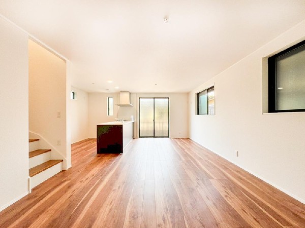 天井高と広がりを感じる伸びやかなLDK。余白を活かした設計が、上質で洗練された空間を演出します。リビングイン階段が自然な一体感を生む住まいです。