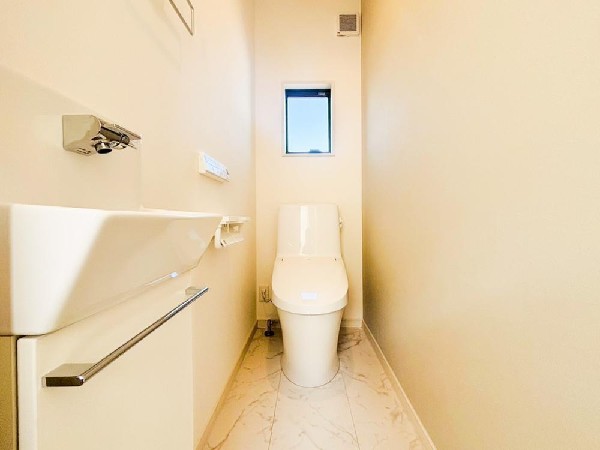 洗浄機能付き便座を標準装備。冬の寒い時期には暖房機能も活躍。快適にご利用いただけます。また、ペーパーホルダーの下の収納にはトイレットペーパーなど効率的に収納できます。