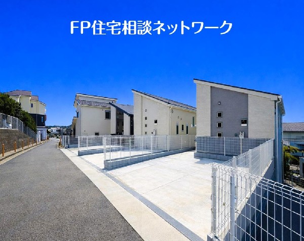 外観:四季を通じて自然と触れ合えるスポットが周辺には盛りだくさん！お散歩やジョギング、週末のご家族での遊びに最適です。目の前に広がる開放感とゆとり、暮らしの夢を育む理想の住まいがここにはあります。