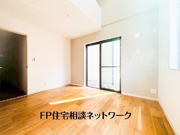 光が沢山取り込める大きな窓。日差しを長時間受ける事が出来る暖かいお部屋です。もちろんペアガラスなので、遮音性に優れ、結露も発生しにくい構造。サッシ周りのカビが発生しにくくなりますね。