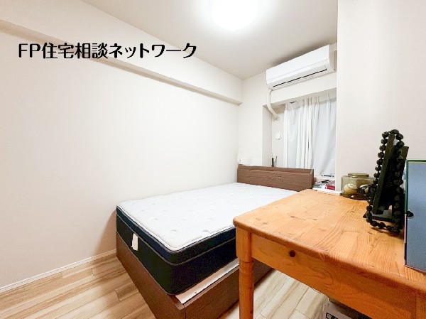 落ち着いた雰囲気の洋室。主寝室やワークスペースとしても活用できる、使い勝手の良い一室です。  ※写真内の家具・家電・小物は売買対象外となります。