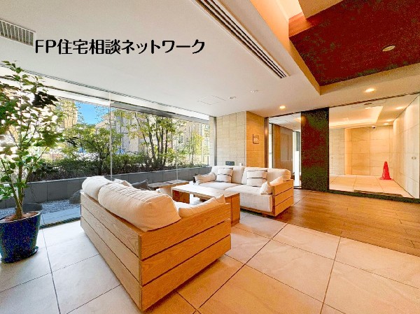 間接照明が美しく映えるエントランス。昼夜で表情を変える、上質な迎賓空間を演出します。