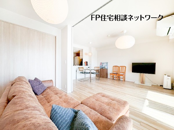 南向きの明るいLDK。ワイドスパンで開放感があり、家族団らんをゆったり楽しめる空間です。  ※写真内の家具・家電・小物は売買対象外となります。