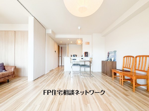 端正な広さを確保したLDK。整形で美しい空間設計が、上質で落ち着きある住まいを演出します。  ※写真内の家具・家電・小物は売買対象外となります。