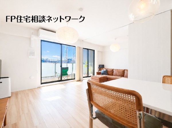 大きな窓から光がたっぷり入る、抜け感のあるLDK。バルコニーとつながる開放的な空間で、ふたりの時間をもっと心地よく。  ※写真内の家具・家電・小物は売買対象外となります。