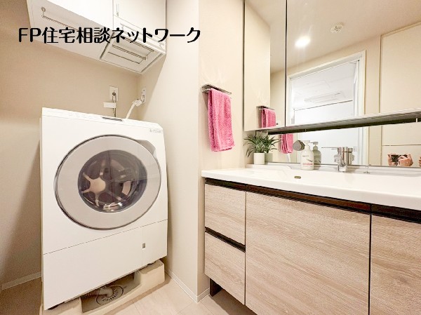 三面鏡付き洗面化粧台と充実の収納。ゆとりある洗面室で、毎日の身支度も快適にこなせます。  ※写真内の家具・家電・小物は売買対象外となります。