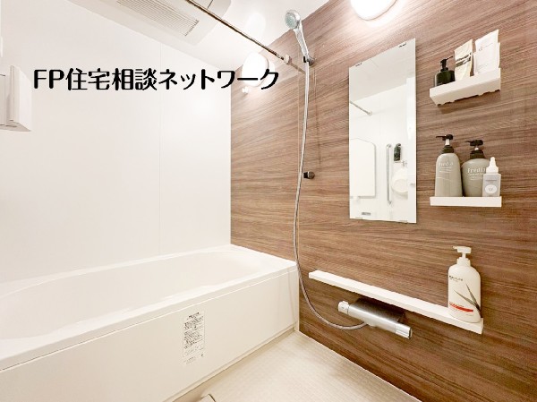 木目調パネルが上質さを演出するバスルーム。ゆったりとした浴槽で、一日の疲れを癒す寛ぎの空間です。  ※写真内の家具・家電・小物は売買対象外となります。