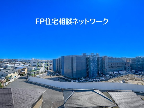 外観:南側バルコニーから広がる開放的な眺望。遮るものの少ない抜け感と、たっぷりの陽光が心地よい明るい住空間を実現します。